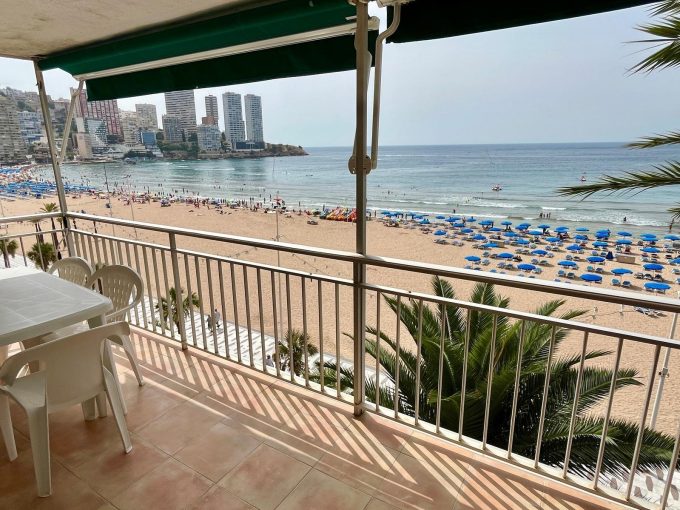 Apartamento en 1ª línea de playa Levante. 3 dormitorios, 2 baños. En buen estado. Parking comunitario. Con licencia turística.