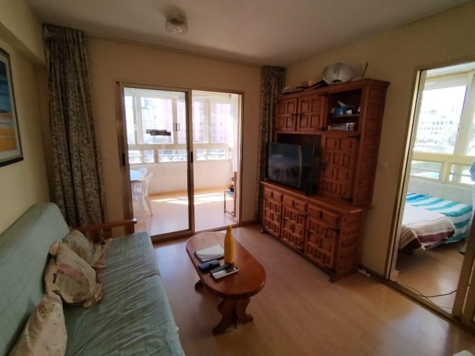 Apartamento en zona de Levante. 2 dormitorios, 1 baño, parking y piscina comunitaria. En buen estado.