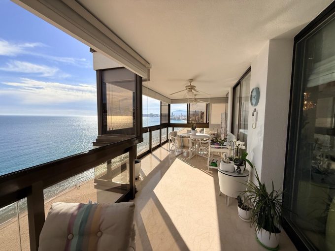 PISO EN PRIMERA LINEA DE LEVANTE