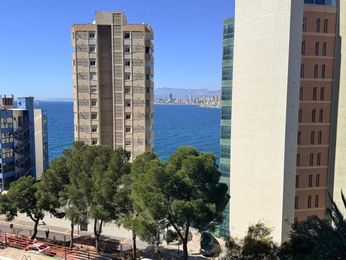 Bonito piso de 3 dormitorios en la zona de la Sierra Helada a 250m de la Playa de Levante – 
