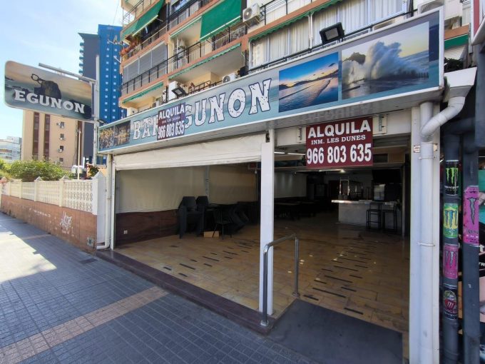 Traspaso de local bar/cafeteríaen la zona de la plaza triangular, centro de Benidorm – 
