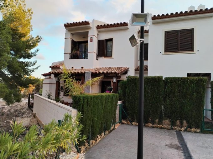 Chalet de esquina situado en Sierra Cortina cerca de Benidorm-Finestrat. 