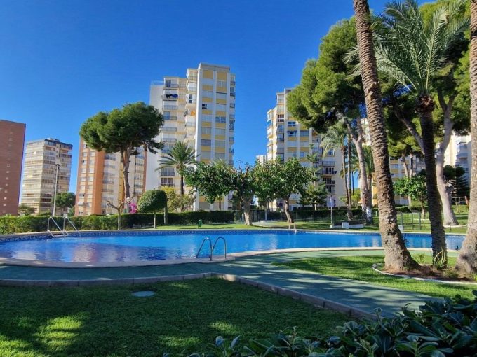 Amplio piso de 3 dorm. 3 baños con vistas impresionantes al mar en zona Centro-Poniente – 