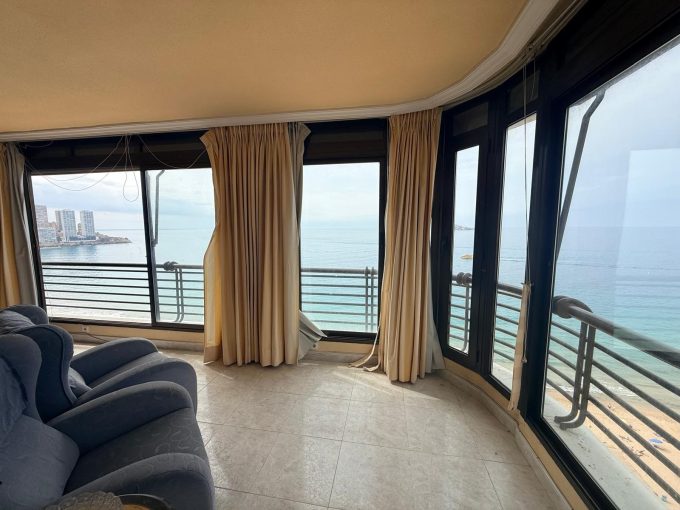 Amplio piso esquinero de 2 dorm. en primera línea de Playa de Levante – q