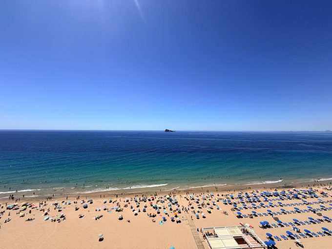 Bonito apartamento planta alta de 1 dorm. en primera línea de playa de Levante – 