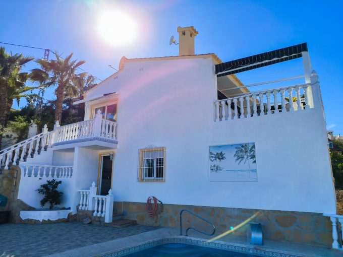 Amplio chalet de 4 dorm. en excelente estado en zona Av. Coloma – 