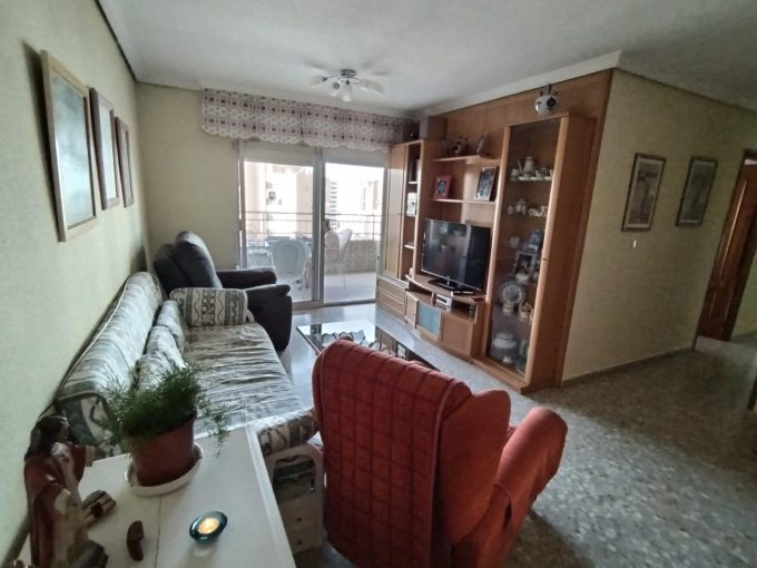 Piso de 3 dormitorios en zona del Rincon de Loix, con parking en propiedad y piscina comunitaria