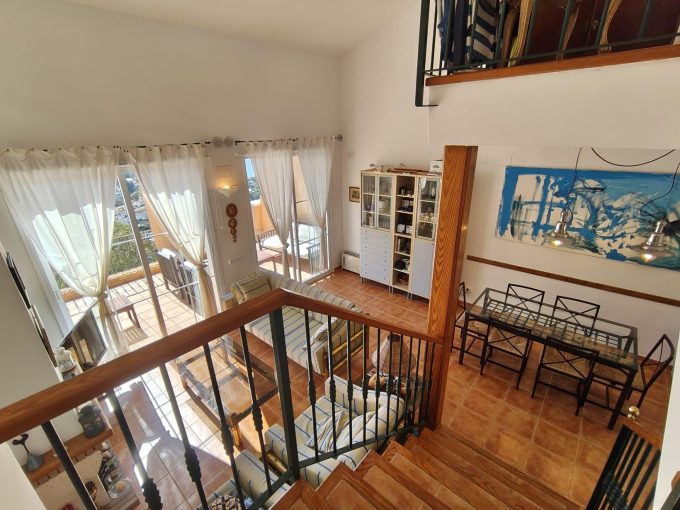 Bungalow adosado en zona de Altea Hills. 2 dormitorios, 2 baños, parking privado y piscina comunitaria.