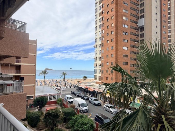 Bonito y amplio piso de 2 dorm. en zona primera línea de Playa de Levante – 