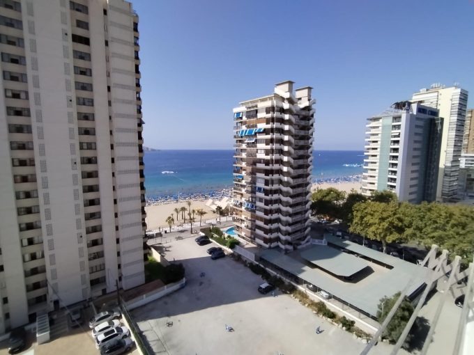 Apartamento de esquina, con 2 dormitorios. 2ª linea de playa Levante.